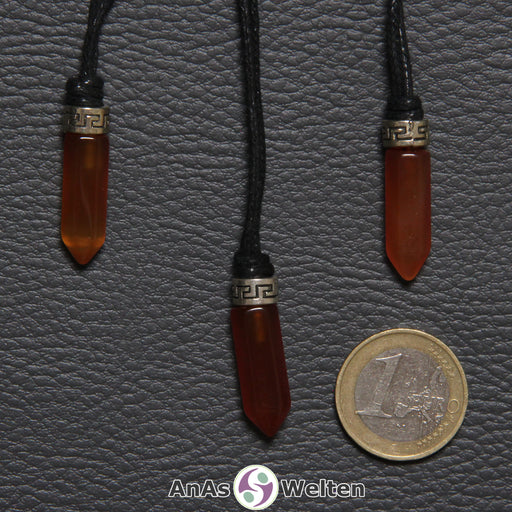 Drei Karneol Stift-Anhänger klein. Der Stein hat eine dunkel-orangerote Farbe. Darüber ist ein Metallelement.