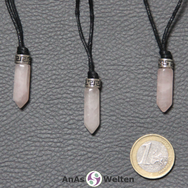 Drei Rosenquarz Stift-Anhänger klein. Der Stein hat eine rose Farbe. Darüber ist ein Metallelement.