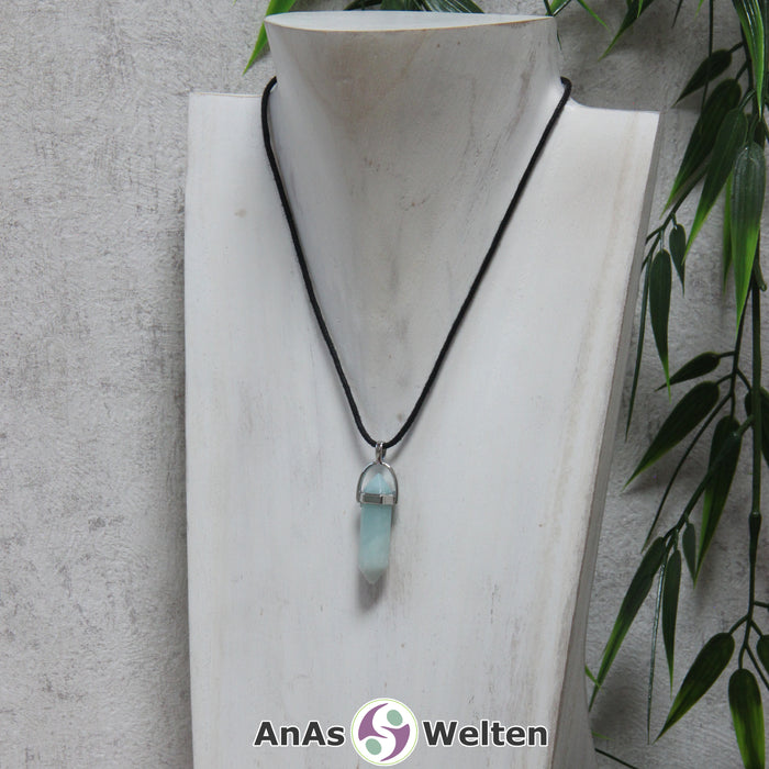 Ein Amazonit Stift-Anhänger groß mit Metallöse, der mit einem schwarzen Baumwollband um eine dunkle Büste gehängt wurde