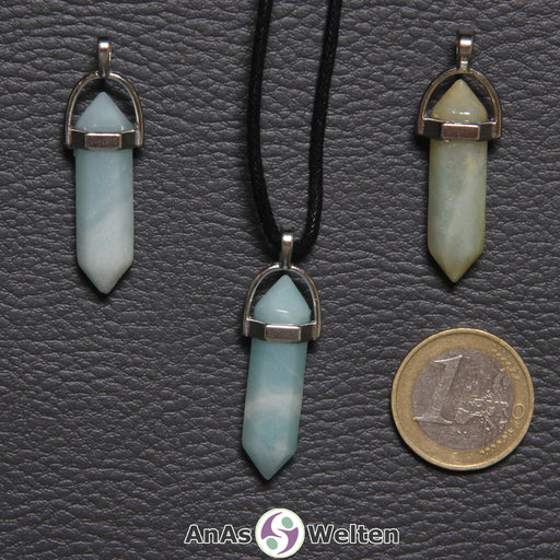 Drei Doppelspitze Stift-Anhänger aus Amazonit nebeneinander. Einer befindet sich an einem schwarzen Baumwollband.