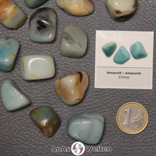 Mehrere Beispiele für den Amazonit Trommelstein. Daneben liegt der Sticker.