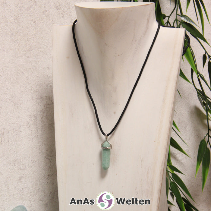 Ein Aventurin Stift-Anhänger groß mit Metallöse, der mit einem schwarzen Baumwollband um eine dunkle Büste gehängt wurde