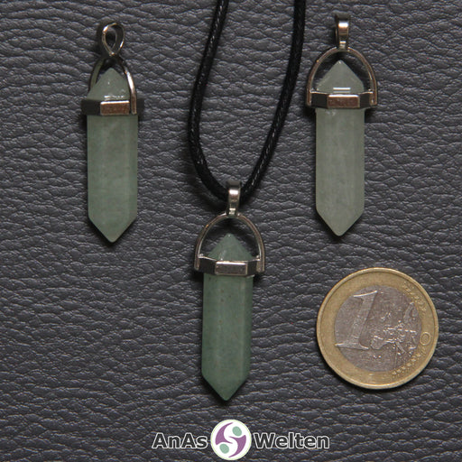 Drei Aventurin Stift-Anhänger aus Blaufluss nebeneinander. Einer befindet sich an einem schwarzen Baumwollband.