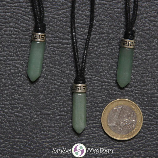 Drei Aventurin Stift-Anhänger klein. Der Stein hat eine grüne Farbe. Darüber ist ein Metallelement.