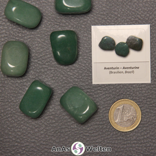 Mehrere Beispiele für den Aventurin Trommelstein. Daneben liegt der Sticker.