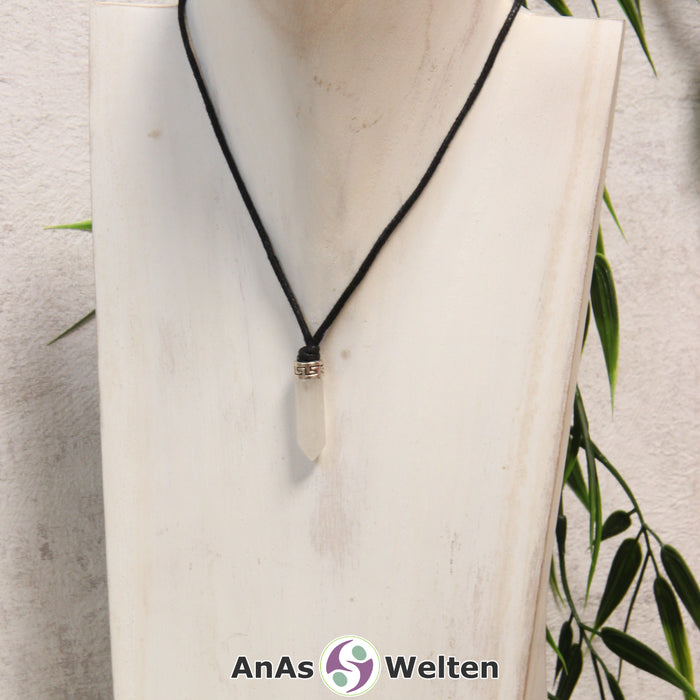 Eine weiße Bergkristall Stift-Anhänger klein Kette mit einem Metallelement über dem Edelstein an einer hellen Büste.