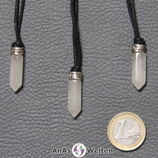 Drei Bergkristall Stift-Anhänger klein. Der Stein hat eine weiße Farbe. Darüber ist ein Metallelement.