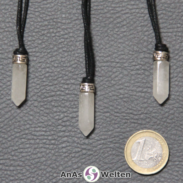 Drei Bergkristall Stift-Anhänger klein. Der Stein hat eine weiße Farbe. Darüber ist ein Metallelement.