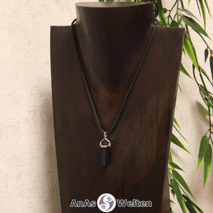 Ein Blaufluss Stift-Anhänger groß mit Metallöse, der mit einem schwarzen Baumwollband um eine dunkle Büste gehängt wurde