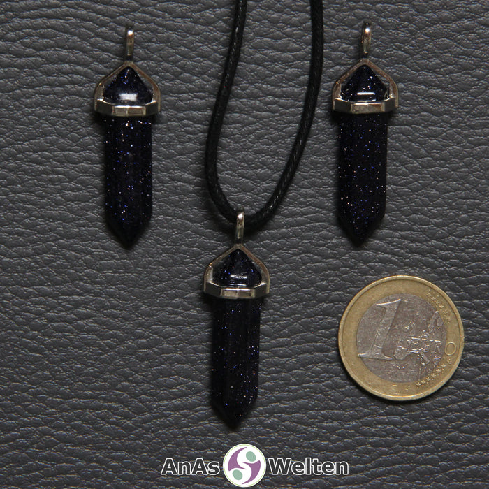 Drei Doppelspitze Stift-Anhänger aus Blaufluss nebeneinander. Einer befindet sich an einem schwarzen Baumwollband.