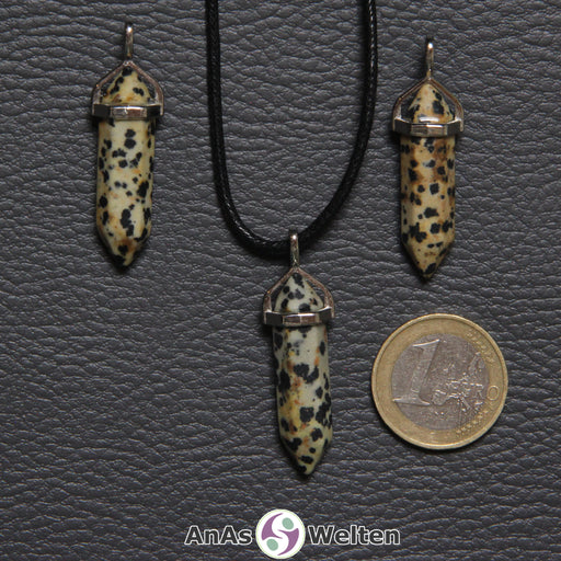 Drei Doppelspitze Stift-Anhänger aus Dalmatinerstein nebeneinander. Einer befindet sich an einem schwarzen Baumwollband.