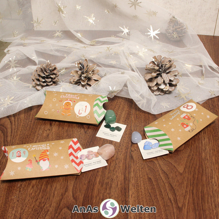 Drei beispielhafte Adventsboxen mit Trommelstein und Sticker.