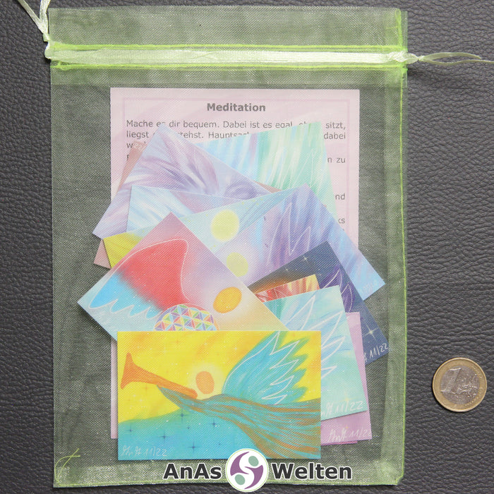 Die 15 Engelkarten und die Meditationskarte in einem grünen Organzabeutel.
