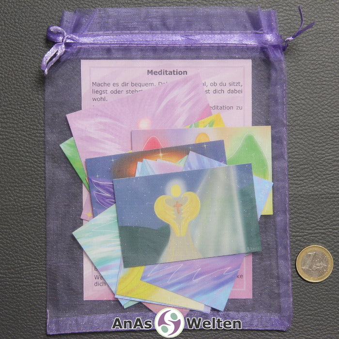 Die 15 Engelkarten und die Meditationskarte in einem lila Organzabeutel.