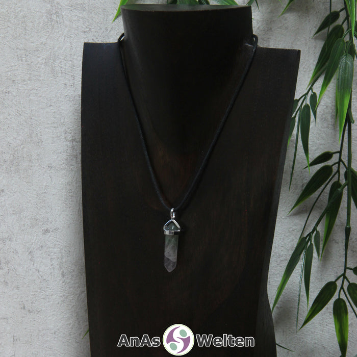 Ein Fluorit Stift-Anhänger groß mit Metallöse, der mit einem schwarzen Baumwollband um eine dunkle Büste gehängt wurde