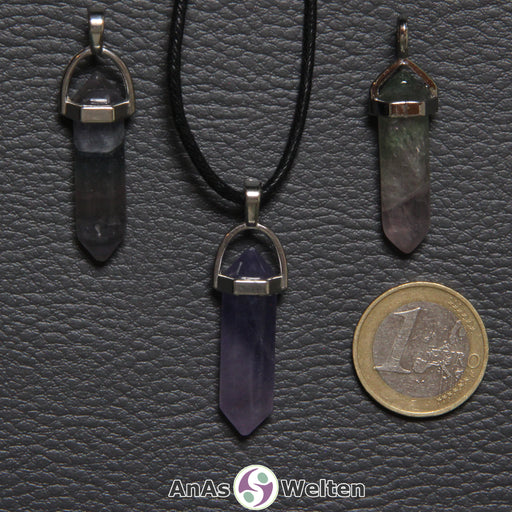 Drei Doppelspitze Stift-Anhänger aus Fluorit nebeneinander. Einer befindet sich an einem schwarzen Baumwollband.