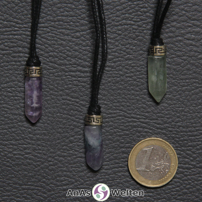 Drei Fluorit Stift-Anhänger klein. Der Stein hat eine grün-lila Farbe. Darüber ist ein Metallelement.