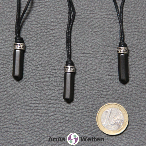 Drei Hämatin Stift-Anhänger klein. Der Stein hat eine dunkelgraue Farbe. Darüber ist ein Metallelement.
