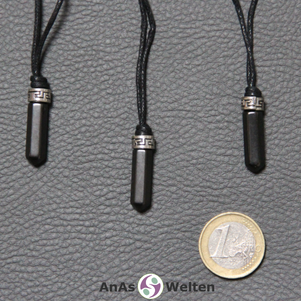 Drei Hämatin Stift-Anhänger klein. Der Stein hat eine dunkelgraue Farbe. Darüber ist ein Metallelement.
