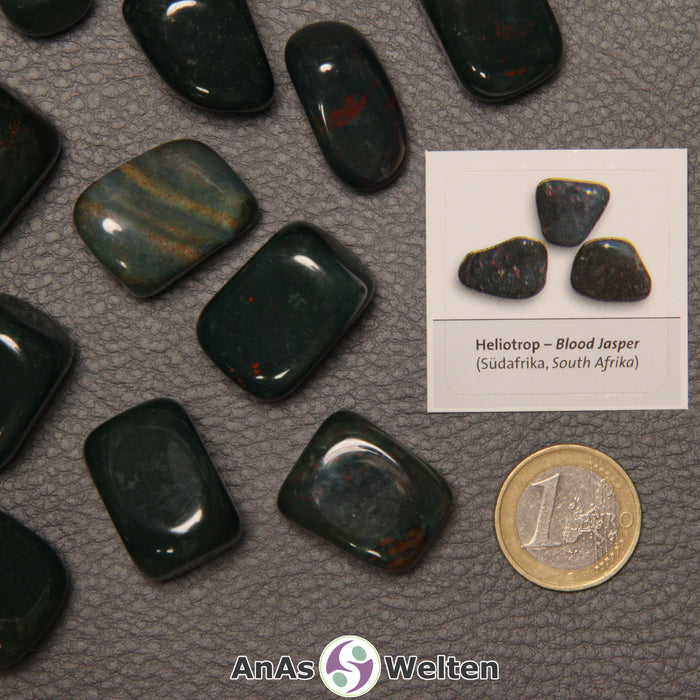 Mehrere Beispiele für den Heliotrop Trommelstein. Daneben liegt der Sticker.