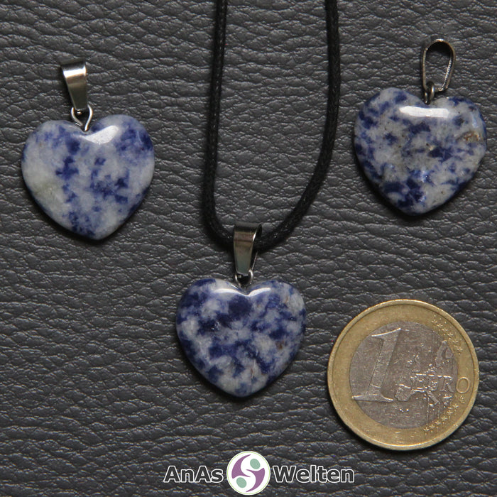 Drei Herzanhänger aus Sodalith nebeneinander. Einer befindet sich an einem schwarzen gewachsten Baumwollband.