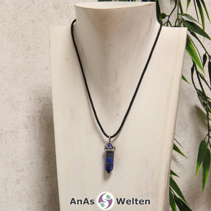 Ein Lapislazuli Stift-Anhänger groß mit Metallöse, der mit einem schwarzen Baumwollband um eine helle Büste gehängt wurde