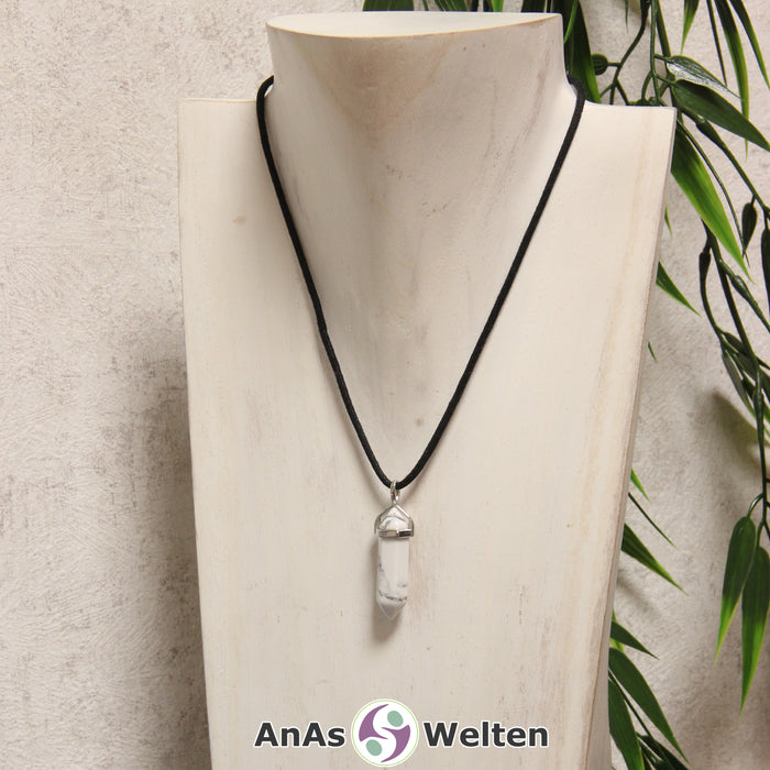 Ein Magnesit Stift-Anhänger groß mit Metallöse, der mit einem schwarzen Baumwollband um eine helle Büste gehängt wurde