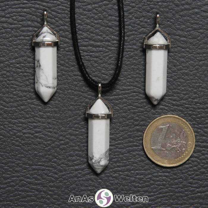 Drei Doppelspitze Stift-Anhänger aus Magnesit nebeneinander. Einer befindet sich an einem schwarzen Baumwollband.