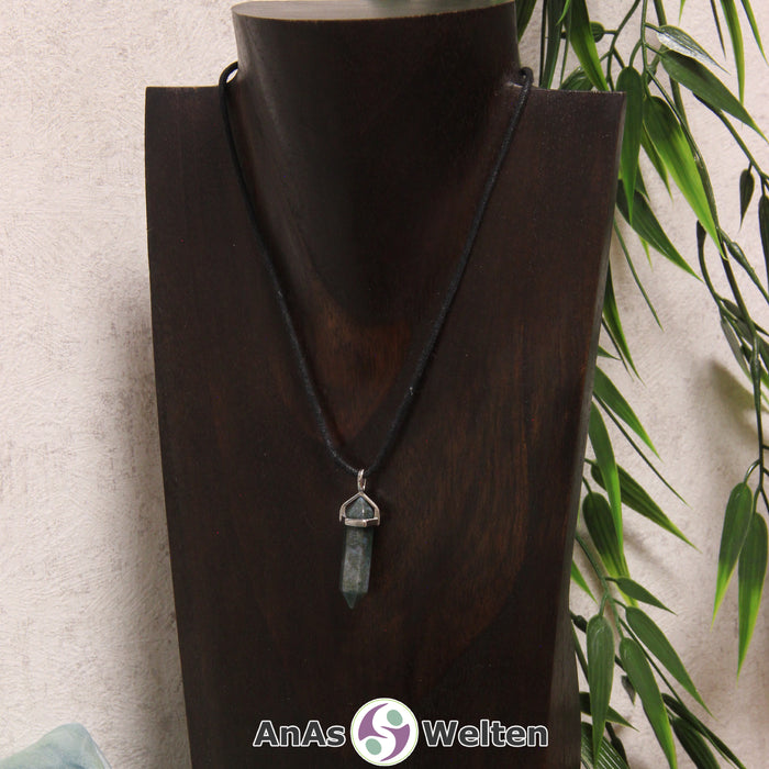 Ein Moosachat Stift-Anhänger groß mit Metallöse, der mit einem schwarzen Baumwollband um eine dunkle Büste gehängt wurde