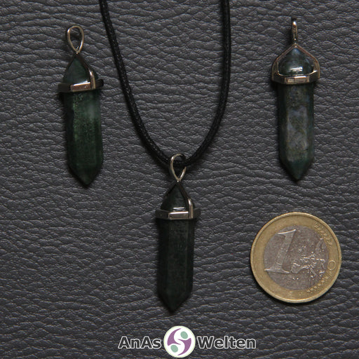 Drei Moosachat Stift-Anhänger aus Blaufluss nebeneinander. Einer befindet sich an einem schwarzen Baumwollband.