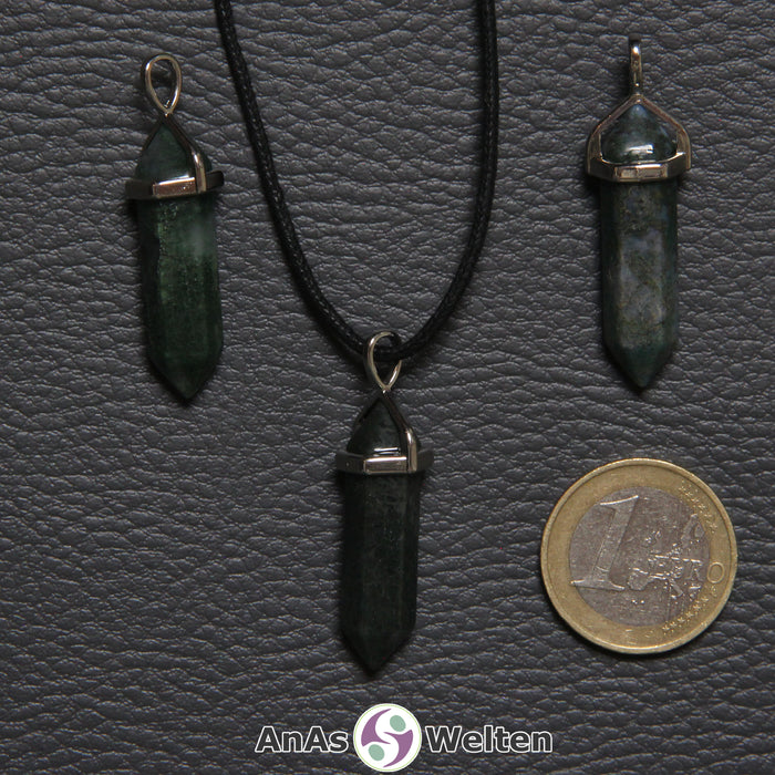 Drei Moosachat Stift-Anhänger aus Blaufluss nebeneinander. Einer befindet sich an einem schwarzen Baumwollband.