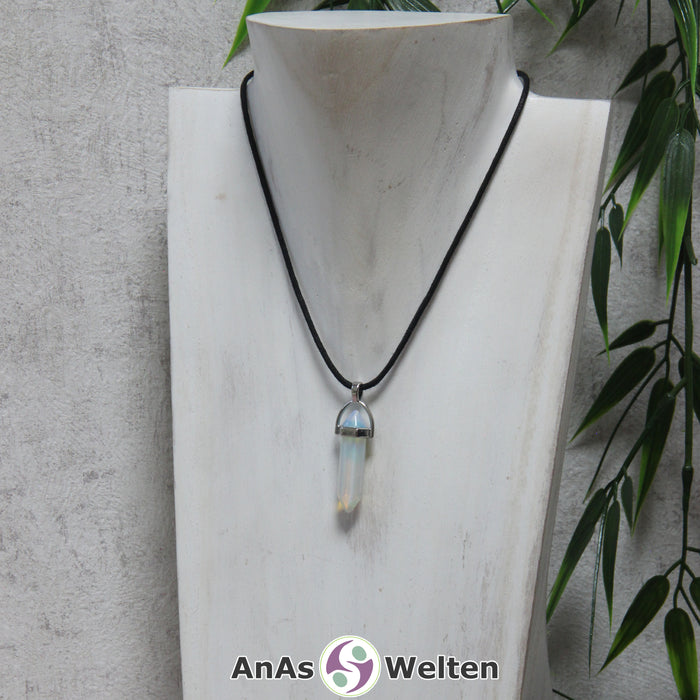 Ein Opalglas Stift-Anhänger groß mit Metallöse, der mit einem schwarzen Baumwollband um eine dunkle Büste gehängt wurde