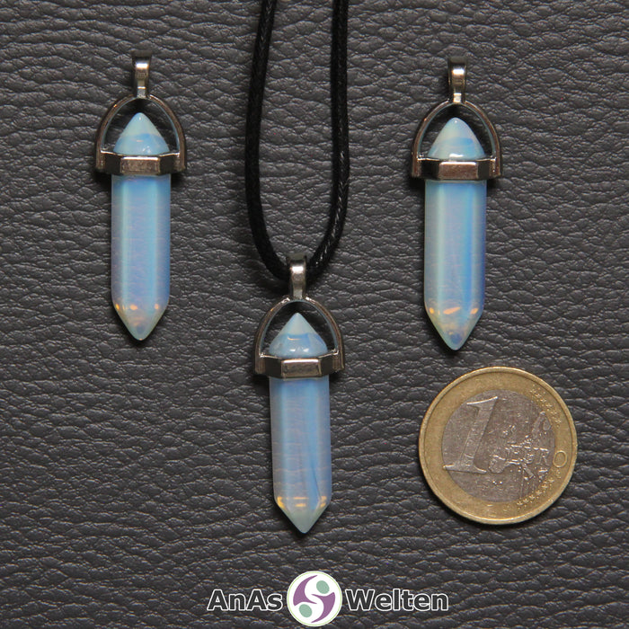 Drei Doppelspitze Stift-Anhänger aus Opalglas nebeneinander. Einer befindet sich an einem schwarzen Baumwollband.