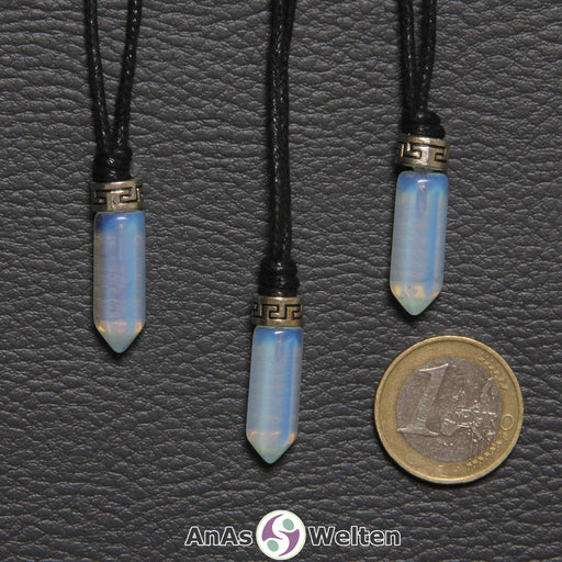 Drei Opalglas Stift-Anhänger klein. Der Stein hat eine durchsichtig blaue Farbe. Darüber ist ein Metallelement.
