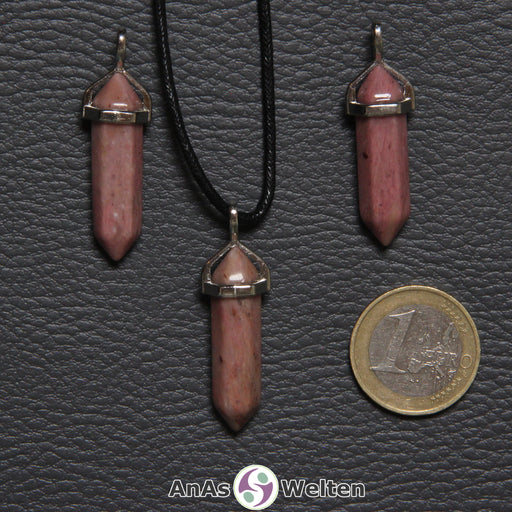 Drei Doppelspitze Stift-Anhänger aus Rhodonit nebeneinander. Einer befindet sich an einem schwarzen Baumwollband.