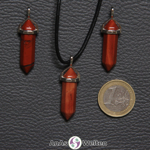 Drei Doppelspitze Stift-Anhänger aus Rotem Jaspis nebeneinander. Einer befindet sich an einem schwarzen Baumwollband.