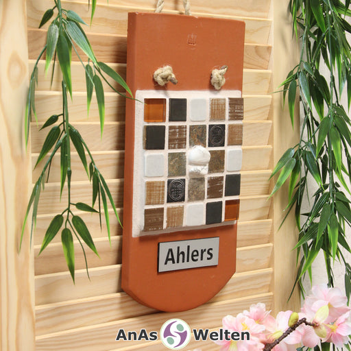 Das Sator Quadrat Mosaik mit einem Namensschild auf dem Biberschwanz unter dem Mosaik.