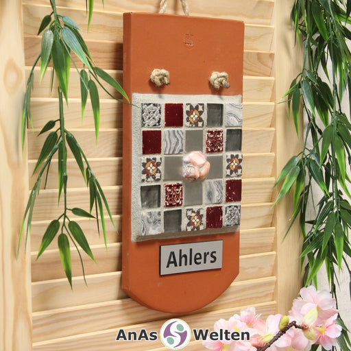 Das Sator Quadrat Mosaik mit einem Namensschild auf dem Biberschwanz unter dem Mosaik.