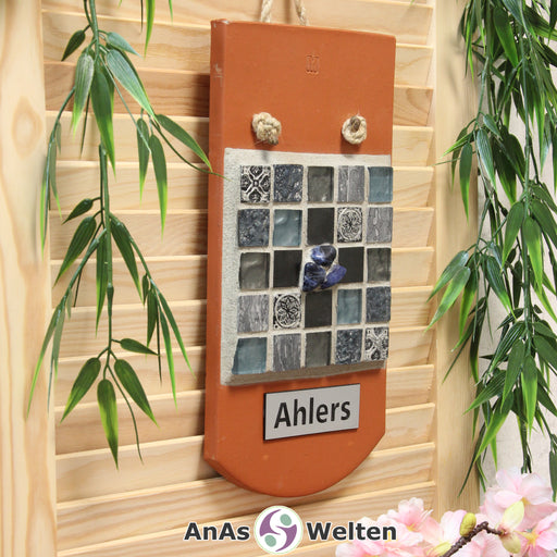 Das Sator Quadrat Mosaik mit einem Namensschild auf dem Biberschwanz unter dem Mosaik.