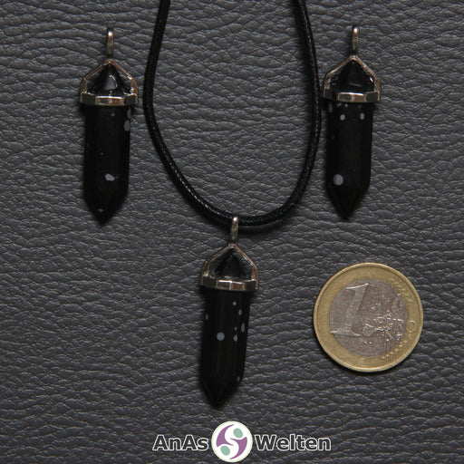 Drei Doppelspitze Stift-Anhänger aus Schneeflocken-Obsidian nebeneinander. Einer befindet sich an einem schwarzen Baumwollband.