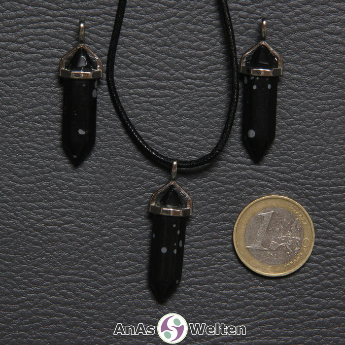 Drei Doppelspitze Stift-Anhänger aus Schneeflocken-Obsidian nebeneinander. Einer befindet sich an einem schwarzen Baumwollband.