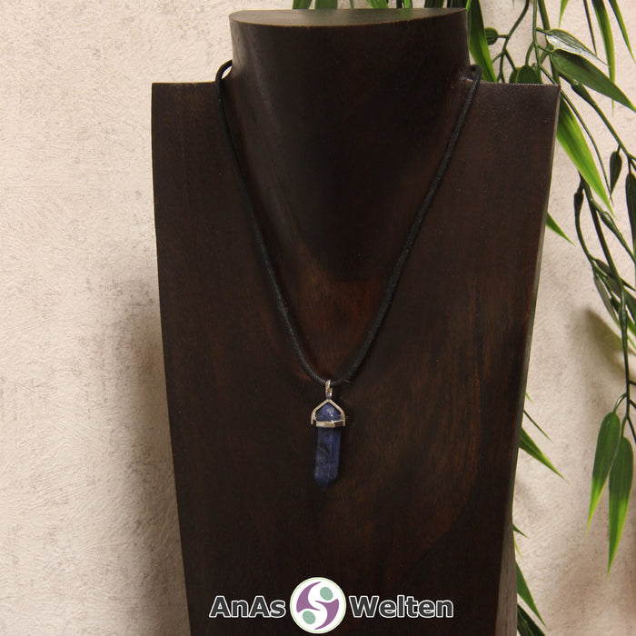 Ein Turquenit Stift-Anhänger groß mit Metallöse, der mit einem schwarzen Baumwollband um eine dunkle Büste gehängt wurde