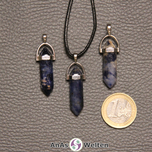 Drei Doppelspitze Stift-Anhänger aus Sodalith nebeneinander. Einer befindet sich an einem schwarzen Baumwollband.