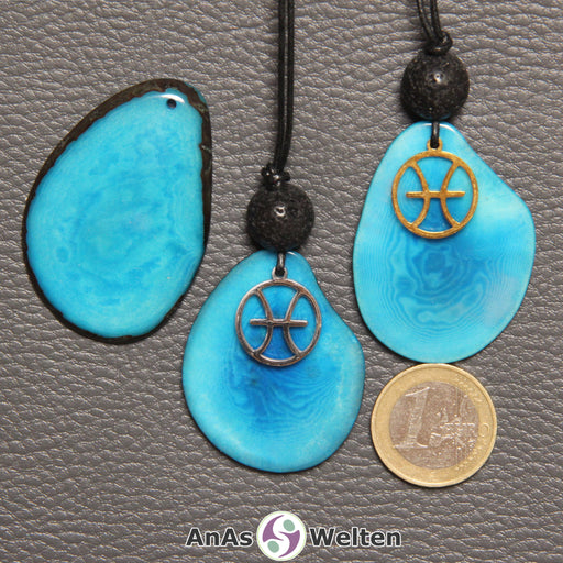 Drei Tagua-Nuss-Scheiben in türkis. Zwei davon sind als Kette mit Lavakugel und Fische-Symbol gebunden.