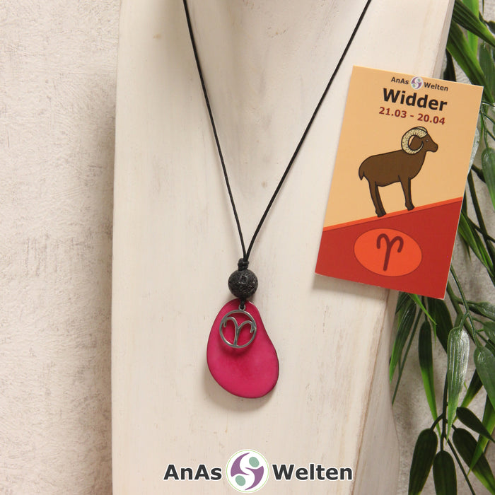Eine fuchsiafarbene Tagua-Nuss Sternzeichen Kette mit silberfarbenem Widder Symbol und Lavakugel an einer hellen Büste.