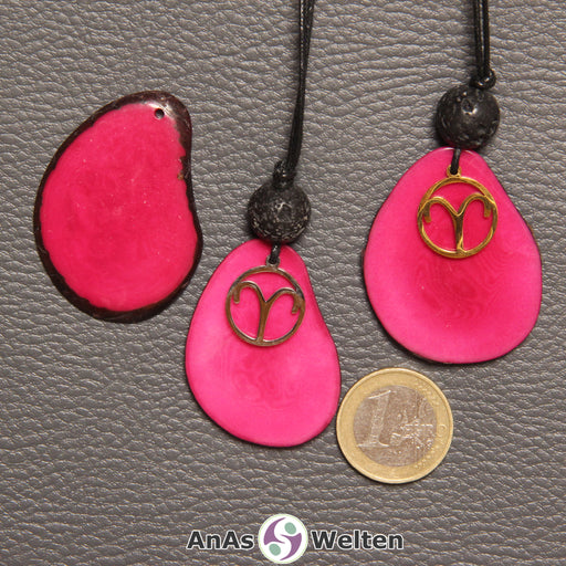 Drei Tagua-Nuss-Scheiben in fuchsia. Zwei davon sind als Kette mit Lavakugel und Widder-Symbol gebunden.