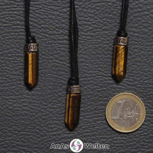 Drei Tigerauge Stift-Anhänger klein. Der Stein hat eine schimmernd-braune Farbe. Darüber ist ein Metallelement.