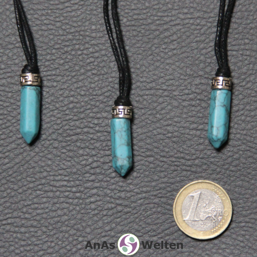 Drei Turquenit Stift-Anhänger klein. Der Stein hat eine türkise Farbe. Darüber ist ein Metallelement.