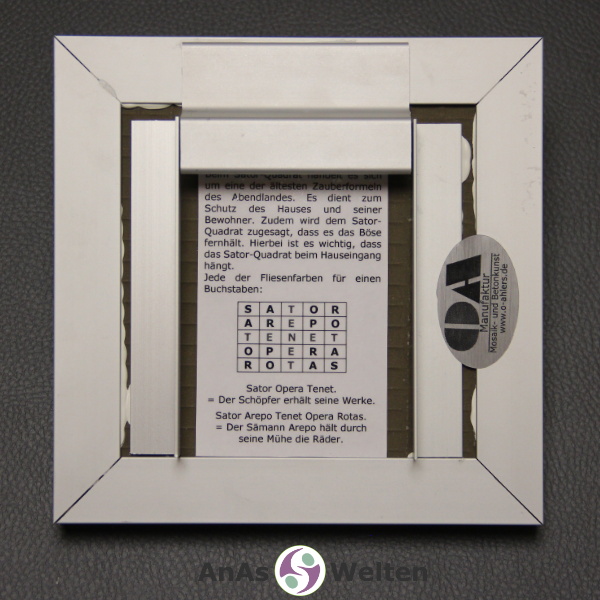 Die Rückseite des Sator Quadrats groß. Dort befindet sich die Aluschiene zum Aufhängen und eine Erklärung des Quadrats.