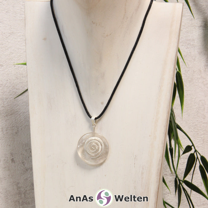 Ein Bergkristall Donut an einem Donut-Halter Spirale, der mit einem gewachsten Baumwollband um eine helle Büste hängt.